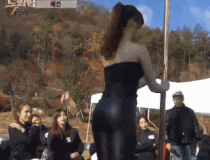 内涵美女gif动图：这叫翘“臀”以盼？