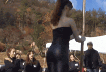 内涵美女gif动图：这叫翘“臀”以盼？